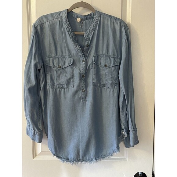 Elan Tunic Top Blouse Size Medium Blue Chambray Button Up Frayed Hem E24 - Picture 2 of 9